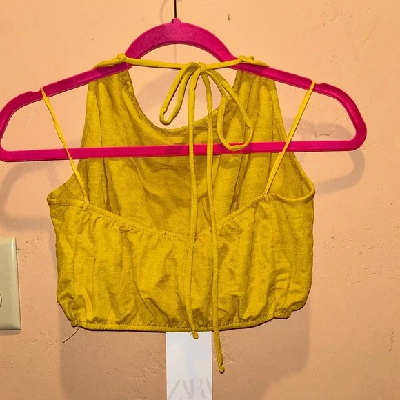 Brand New With Tags ZARA Yellow
Cropped Halter Top. Women's size Medium. - Picture 2 of 8